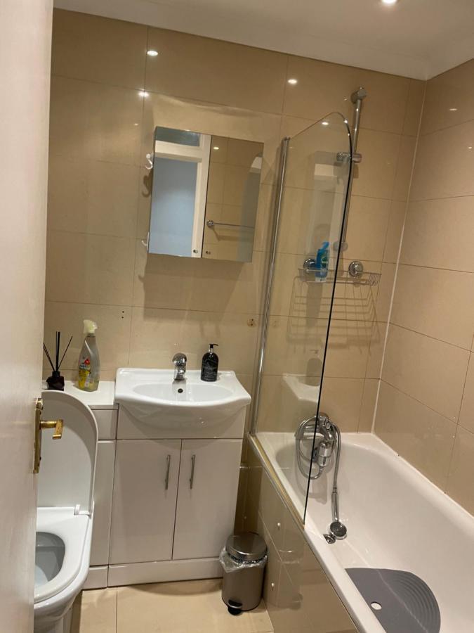 2 Bedroom Apartment Chiswick Park Tube Station Londra Dış mekan fotoğraf