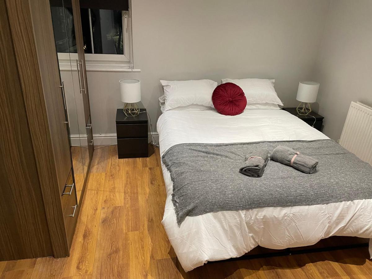 2 Bedroom Apartment Chiswick Park Tube Station Londra Dış mekan fotoğraf