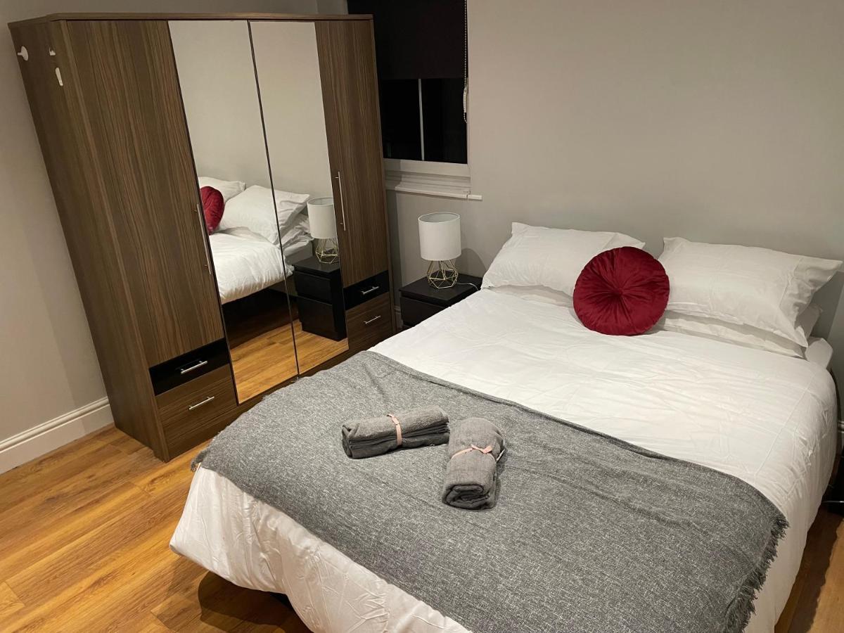 2 Bedroom Apartment Chiswick Park Tube Station Londra Dış mekan fotoğraf