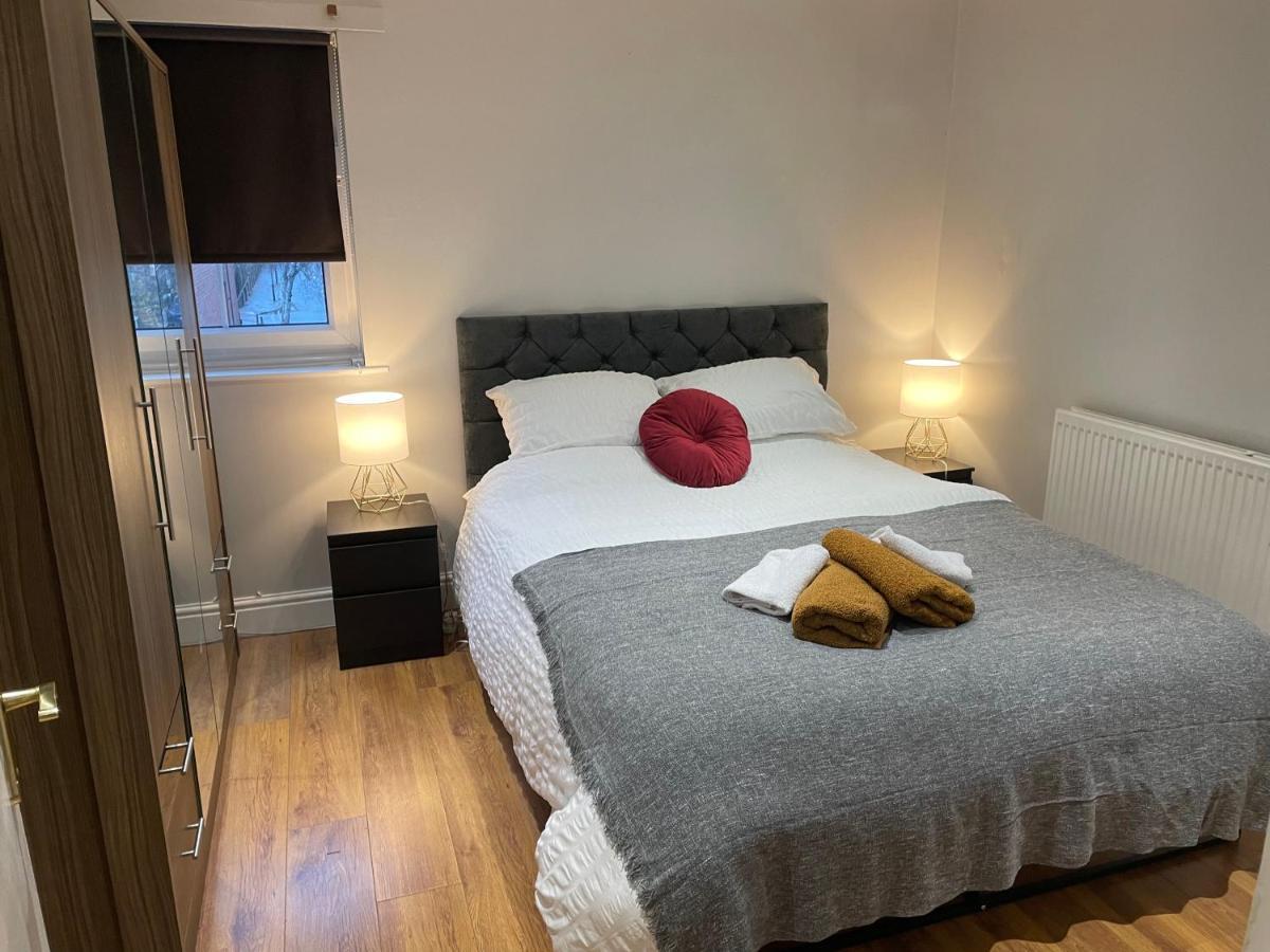 2 Bedroom Apartment Chiswick Park Tube Station Londra Dış mekan fotoğraf