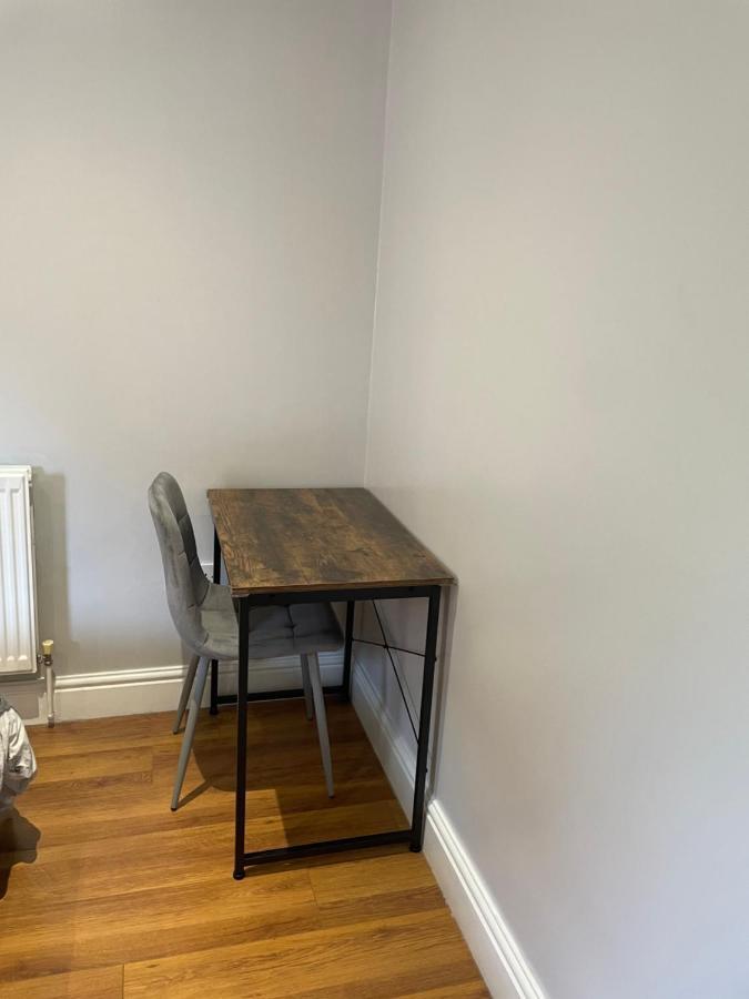 2 Bedroom Apartment Chiswick Park Tube Station Londra Dış mekan fotoğraf