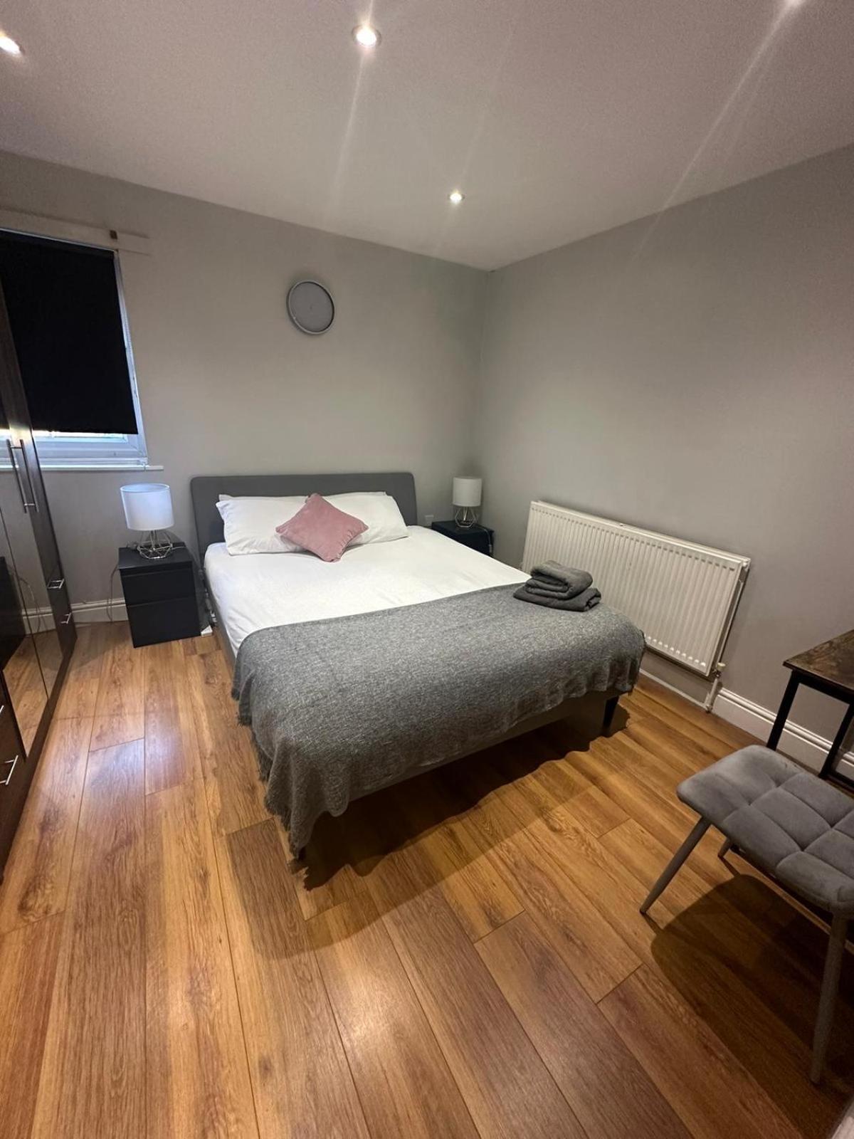 2 Bedroom Apartment Chiswick Park Tube Station Londra Dış mekan fotoğraf